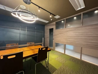 商談ルームA|小さなお子様向けのスペース、絵本などもご用意しています。